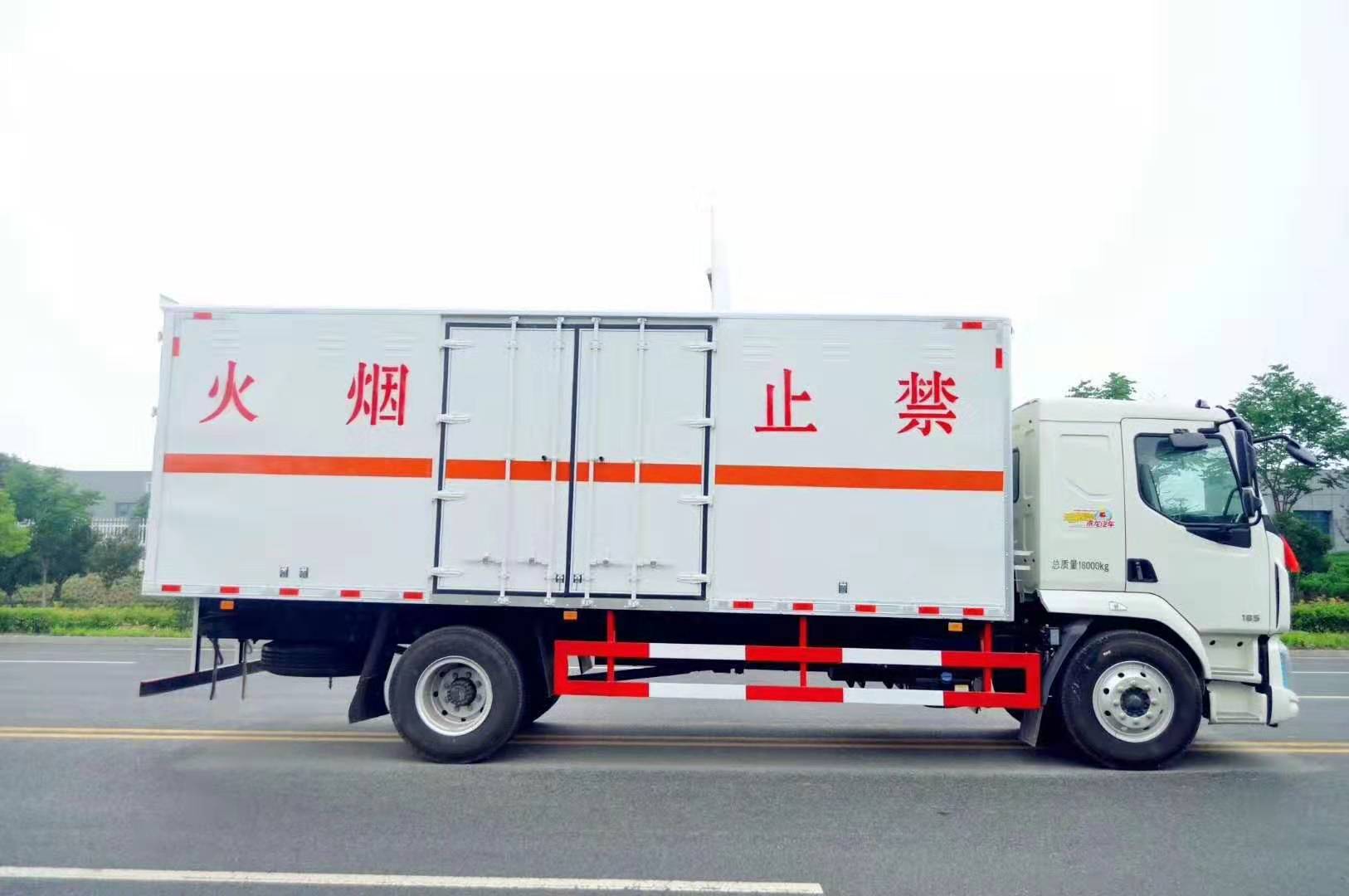 柳汽乘龙腐蚀品厢式车